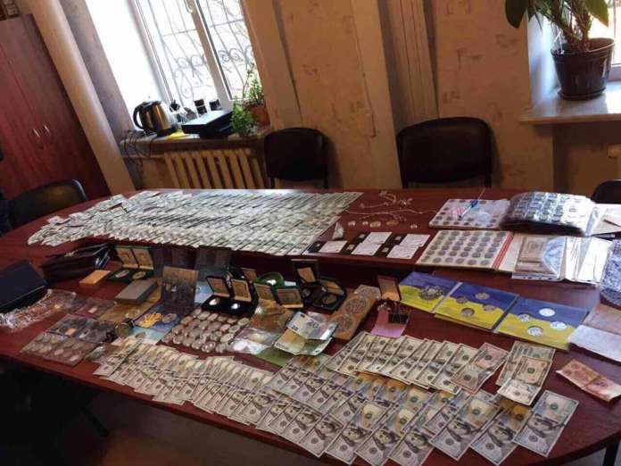 Поліція шукає власників скарбів, які знайшла у своїх колег-хабарників на Сумщині Поліція шукає власників скарбів, які знайшла у своїх колег-хабарників на Сумщині