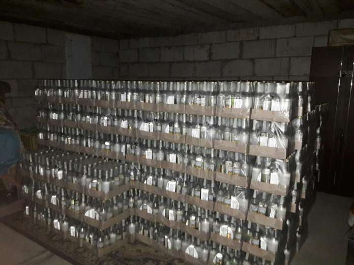 На Львівщині зловмисники заробляли до півмільйона гривень в день на підробленій горілці (фото) На Львівщині зловмисники заробляли до півмільйона гривень в день на підробленій горілці (фото)