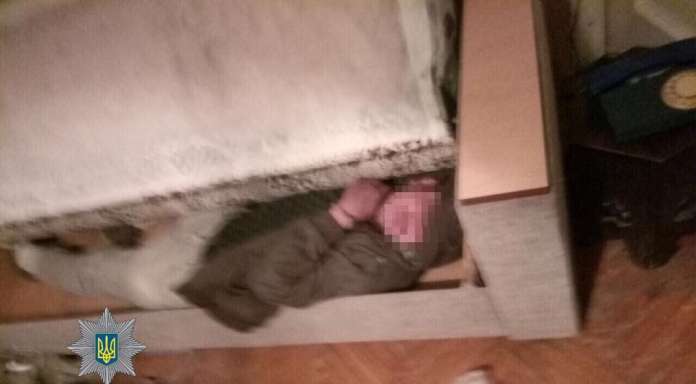 У Львові квартирний злодій сховався від поліції в дивані (фото) У Львові квартирний злодій сховався від поліції в дивані (фото)
