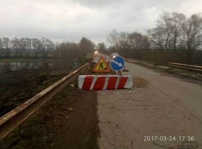 Міст через Дністер, що частково обвалився, залишився без нагляду (фото) Міст через Дністер, що частково обвалився, залишився без нагляду (фото)