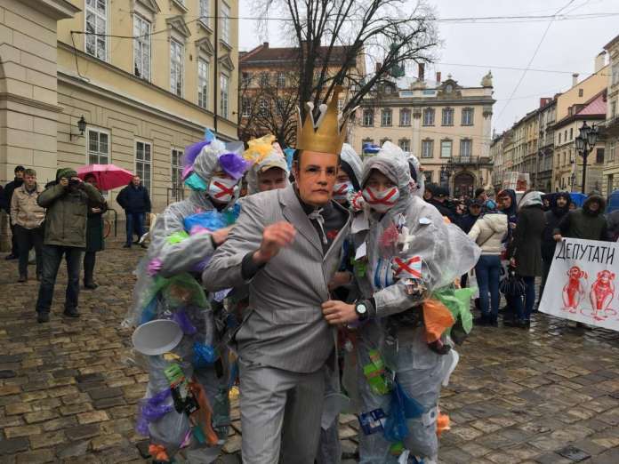 «Садового» кинули у сміттєвий бак (фоторепортаж) «Садового» кинули у сміттєвий бак (фоторепортаж)