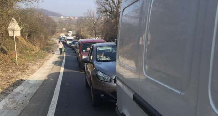 На трасі біля Львова утворився великий затор через смертельну аварію На трасі біля Львова утворився великий затор через смертельну аварію
