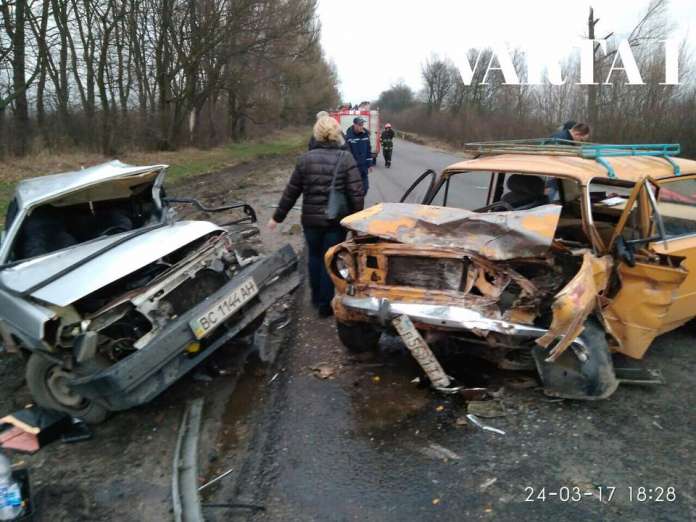 Біля Львова сталася моторошна аварія: водії дивом вціліли (фото) Біля Львова сталася моторошна аварія: водії дивом вціліли (фото)
