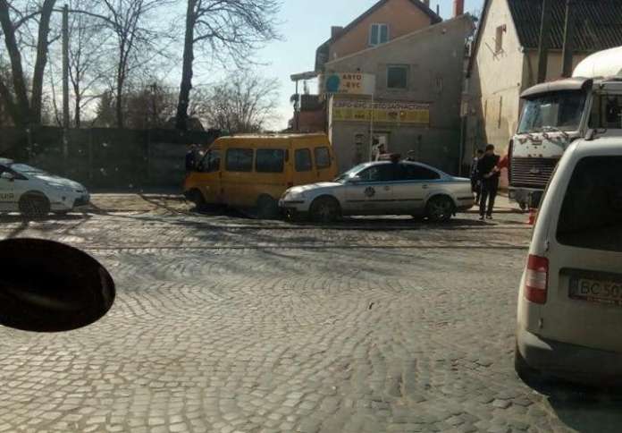 У Львові у ДТП потрапила поліцейська машина (фото) У Львові у ДТП потрапила поліцейська машина (фото)