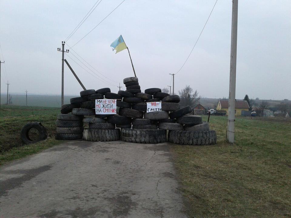 На Львівщині протестують проти сміттєзвалища, перекриваючи шинами дорогу - 2