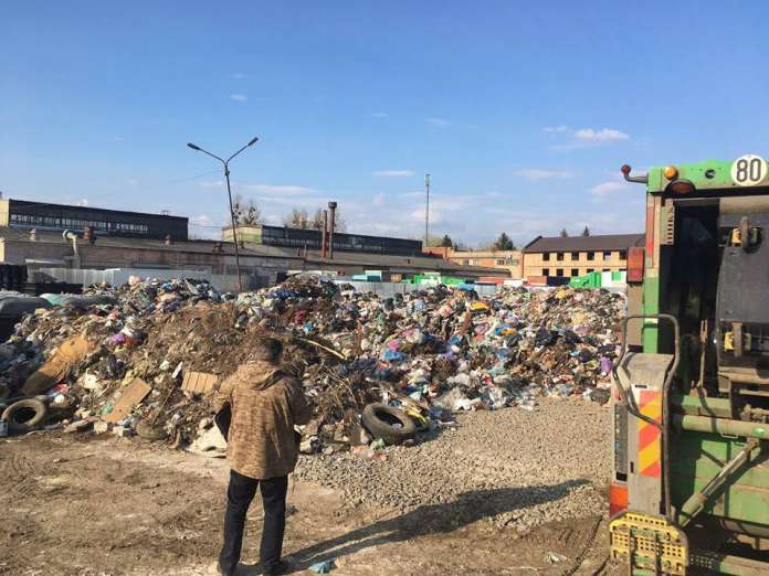 У Львові на обгородженій території виявили купи сміття (фото) У Львові на обгородженій території виявили купи сміття (фото)