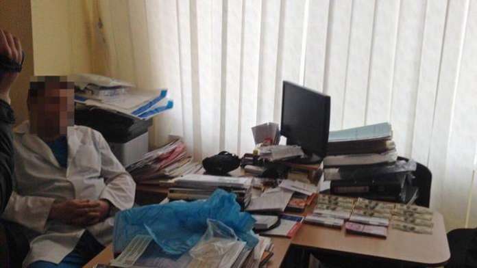 Лікар за операцію вимагав 100 тисяч гривень Лікар за операцію вимагав 100 тисяч гривень