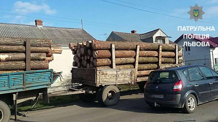 На Львівщині затримали дві вантажівки з деревиною (фото) На Львівщині затримали дві вантажівки з деревиною (фото)