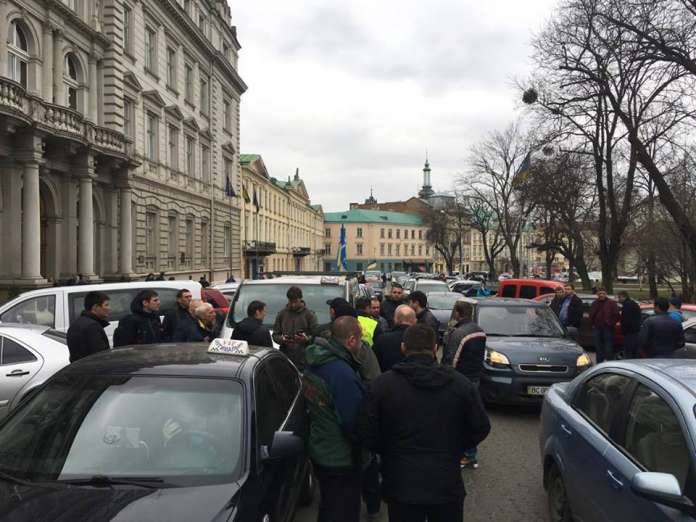Як львів’яни відреагували на страйк таксистів проти «Яндекс.Таксі» та «Uber» Як львів’яни відреагували на страйк таксистів проти «Яндекс.Таксі» та «Uber»