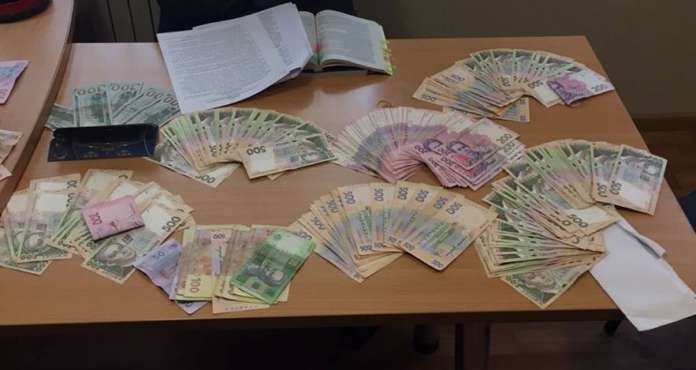 Віяла з грошей: співробітників прокуратури затримали під час отримання хабарів Віяла з грошей: співробітників прокуратури затримали під час отримання хабарів