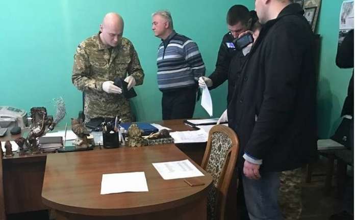 Затриманий на хабарі начальник Львівського СІЗО заплатив заставу в 300 тисяч гривень Затриманий на хабарі начальник Львівського СІЗО заплатив заставу в 300 тисяч гривень