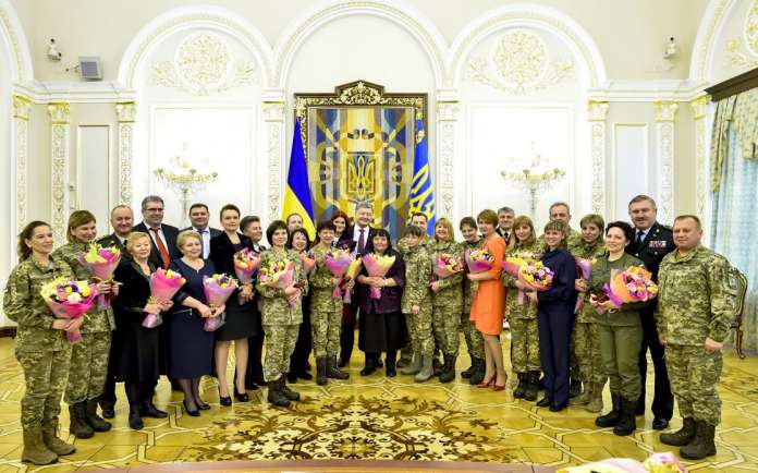 Порошенко побажав дві найважливіші речі жінкам на свято (відео) Порошенко побажав дві найважливіші речі жінкам на свято (відео)