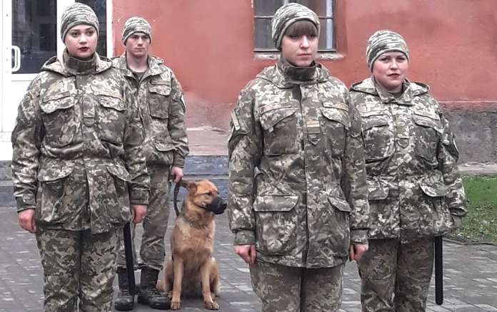 У Львові вулиці міста патрулюють жінки-військові У Львові вулиці міста патрулюють жінки-військові