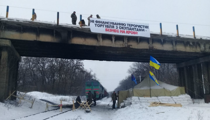 Тимчасово припинено переміщення вантажів через лінію зіткнення в зоні АТО, – РНБО Тимчасово припинено переміщення вантажів через лінію зіткнення в зоні АТО, – РНБО