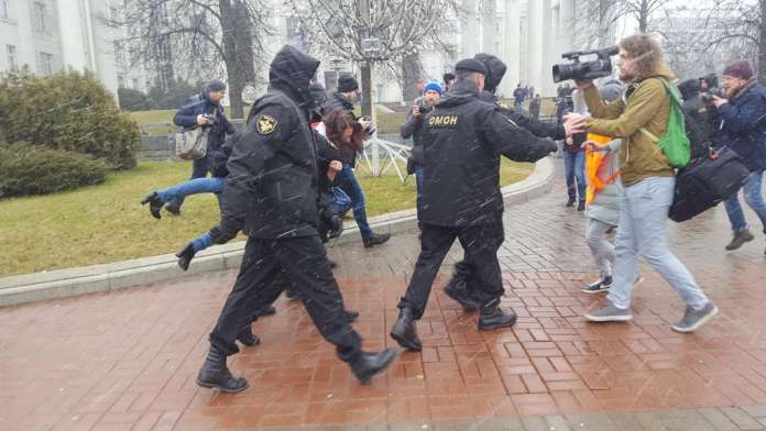 День Волі у Білорусі: водомети і масові затримання (фото, відео) День Волі у Білорусі: водомети і масові затримання (фото, відео)