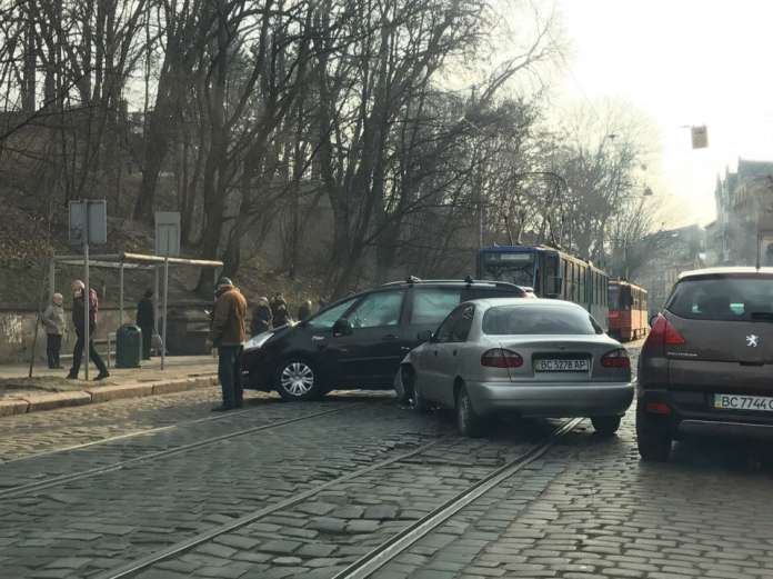 Через ДТП на вулиці Вітовського утворилася «тягнучка» (фото) Через ДТП на вулиці Вітовського утворилася «тягнучка» (фото)