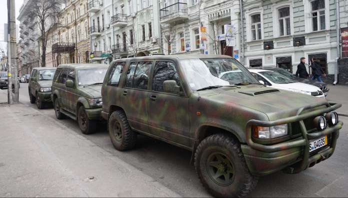 Львівські нардепи і волонтери передали військовим АТО п’ять позашляховиків (фото) Львівські нардепи і волонтери передали військовим АТО п’ять позашляховиків (фото)