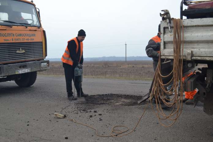 На Львівщині почали латати ями На Львівщині почали латати ями