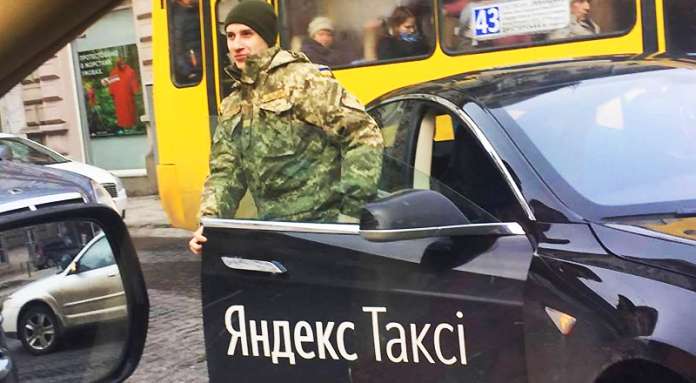 У Львові активісти закликають не йти на роботу в «Яндекс.таксі» (фото) У Львові активісти закликають не йти на роботу в «Яндекс.таксі» (фото)