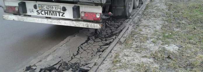На Сихові вантажівка знищила тротуар (фото) На Сихові вантажівка знищила тротуар (фото)