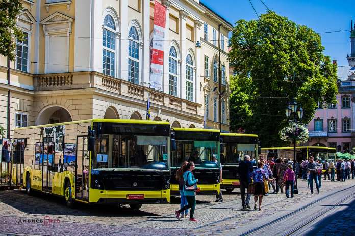 Львів’янам повернули автобуси, які через аферу недоотримало АТП-1 Львів’янам повернули автобуси, які через аферу недоотримало АТП-1