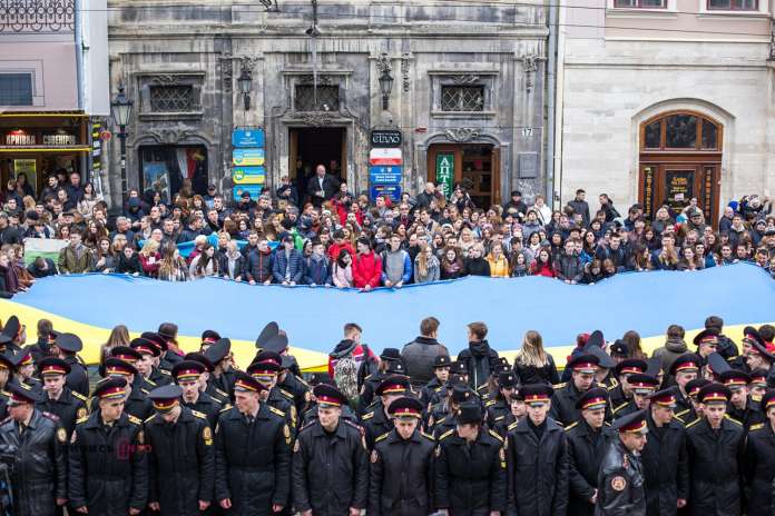 Більше 1000 львів`ян одночасно заспівали Гімн України (фото, відео) Більше 1000 львів`ян одночасно заспівали Гімн України (фото, відео)