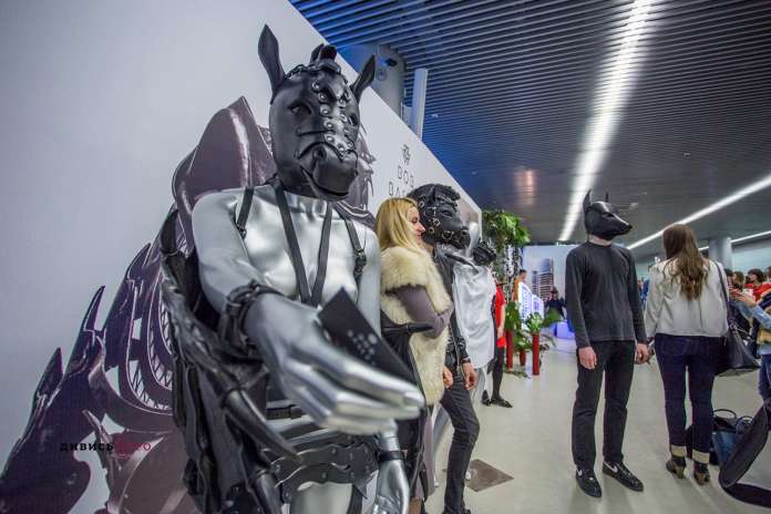 Барви, епатаж і модні тренди: пройшов ще один день Lviv Fashion Week (фоторепортаж) Барви, епатаж і модні тренди: пройшов ще один день Lviv Fashion Week (фоторепортаж)