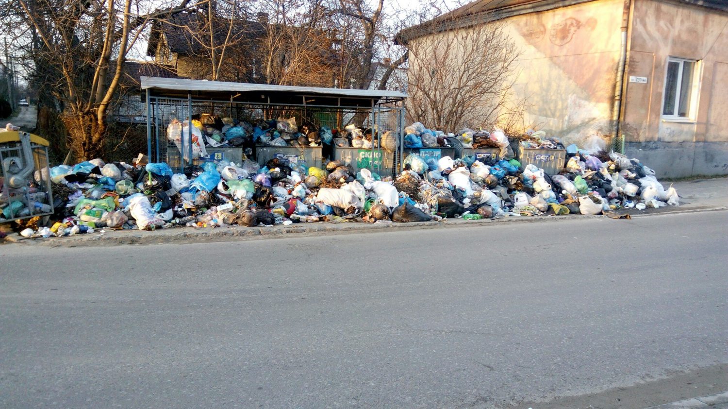 У Львові переповнені 312 майданчиків зі сміттям