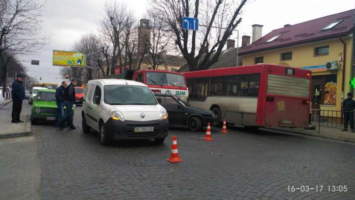 ДТП у Львові: КамАЗ не помітив легковика (фото) ДТП у Львові: КамАЗ не помітив легковика (фото)