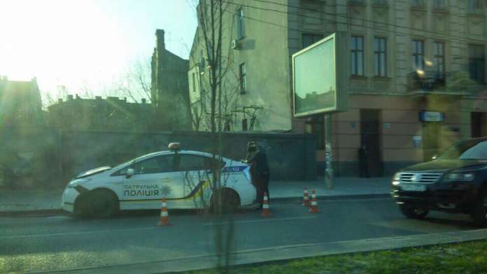 У Львові патрульні в’їхали в електроопору (фото) У Львові патрульні в’їхали в електроопору (фото)