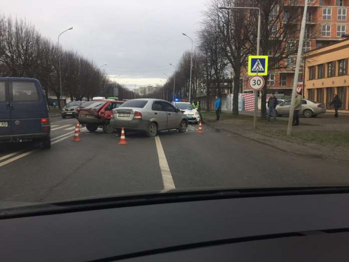 Через ДТП на вулиці Володимира Великого утворюється «тягнучка» (фото) Через ДТП на вулиці Володимира Великого утворюється «тягнучка» (фото)