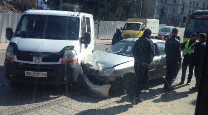 ДТП у Львові: на вулиці Стуса легковик влетів у бус (фото) ДТП у Львові: на вулиці Стуса легковик влетів у бус (фото)