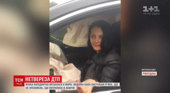 П’яна водійка протаранила фуру та розтрощила дорогий автомобіль (відео) П’яна водійка протаранила фуру та розтрощила дорогий автомобіль (відео)