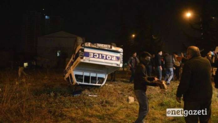 Понад 30 людей опинились у лікарні в результаті заворушень у Батумі (фото, відео) Понад 30 людей опинились у лікарні в результаті заворушень у Батумі (фото, відео)