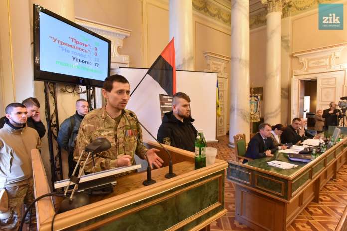 Гучна провокація: над Львівською облрадою замінили стяги Гучна провокація: над Львівською облрадою замінили стяги