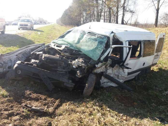 Біля Львова зіткнулися 4 автомобілі, є загиблі (фото) Біля Львова зіткнулися 4 автомобілі, є загиблі (фото)