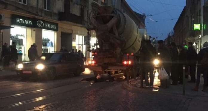 У центрі Львова водій цементовоза на смерть переїхав чоловіка (фото) У центрі Львова водій цементовоза на смерть переїхав чоловіка (фото)