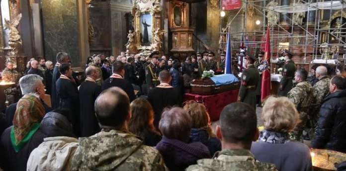 У Львові попрощалися із загиблим біля Краматорська полковником Віктором Калитичем (фото) У Львові попрощалися із загиблим біля Краматорська полковником Віктором Калитичем (фото)