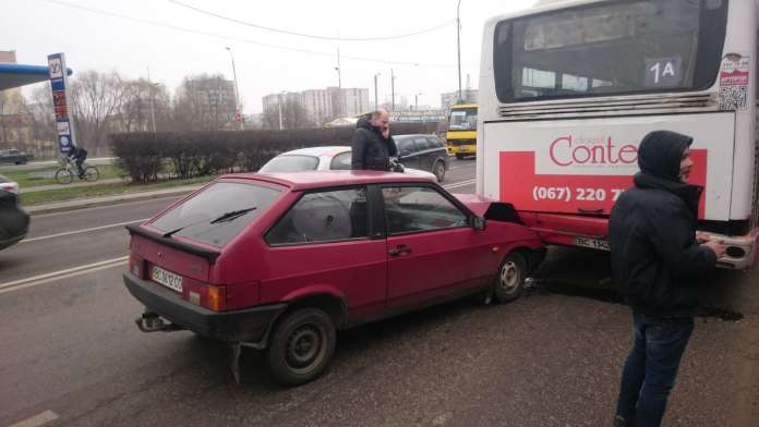 У Львові легковик в’їхав в автобус(фото) У Львові легковик в’їхав в автобус(фото)