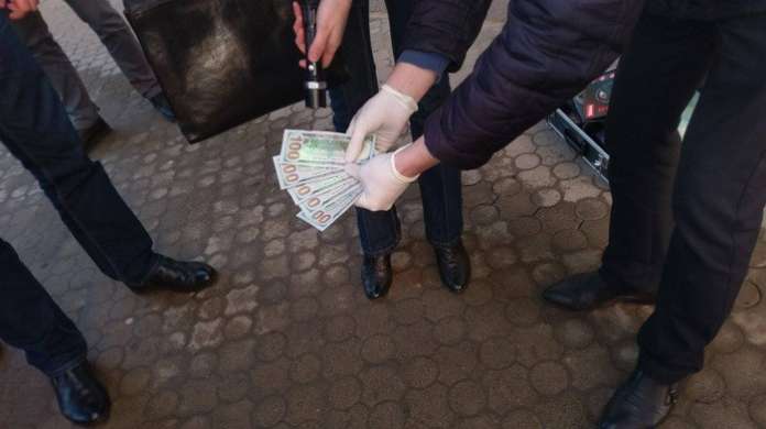 СБУ на Львівщині затримала поліцейського, що вимагав хабар СБУ на Львівщині затримала поліцейського, що вимагав хабар
