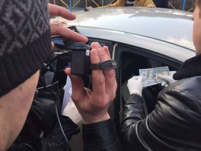 У Хмельницькому затримали на хабарі двох «громадських активістів» (фото) У Хмельницькому затримали на хабарі двох «громадських активістів» (фото)
