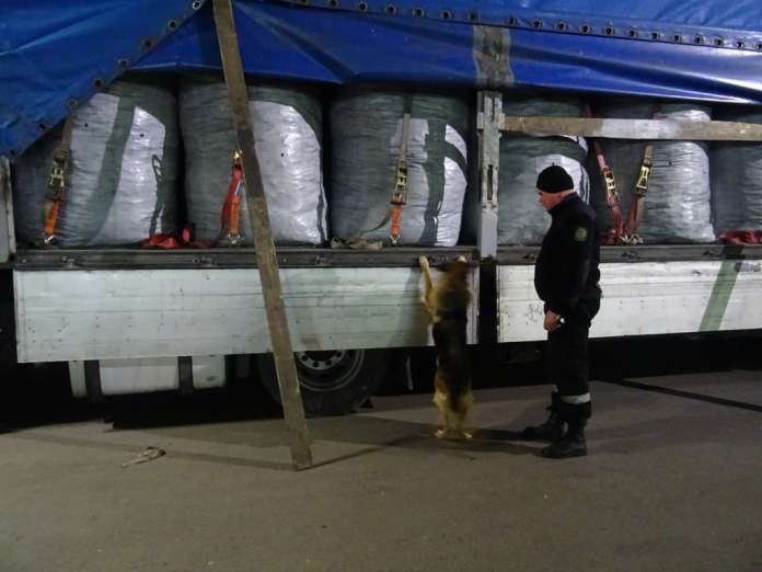 На Львівщині контрабандист замаскував сигарети під вугілля (фото, відео) На Львівщині контрабандист замаскував сигарети під вугілля (фото, відео)