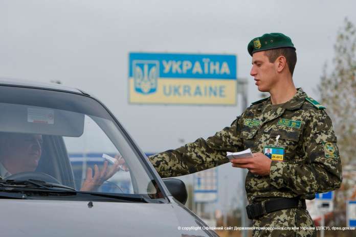 Львівські прикордонники зупинили автомобіль, вкрадений в ЄС Львівські прикордонники зупинили автомобіль, вкрадений в ЄС