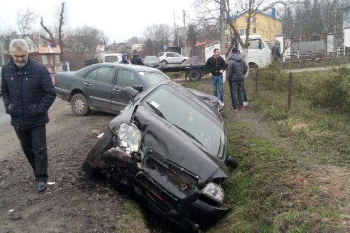 Біля Львова внаслідок аварії дві автівки вилетіли у кювет (фото) Біля Львова внаслідок аварії дві автівки вилетіли у кювет (фото)