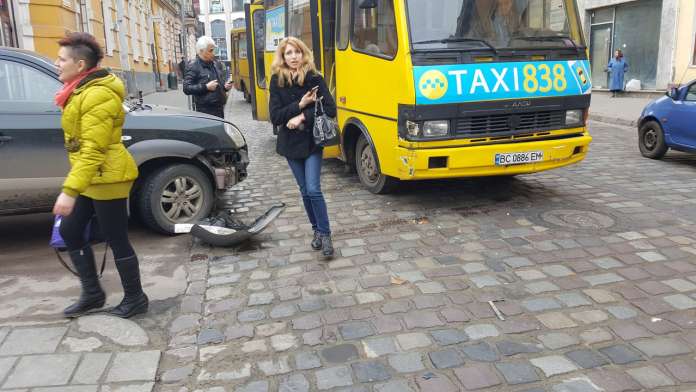 ДТП у Львові: джип в’їхав у маршрутку (фото) ДТП у Львові: джип в’їхав у маршрутку (фото)