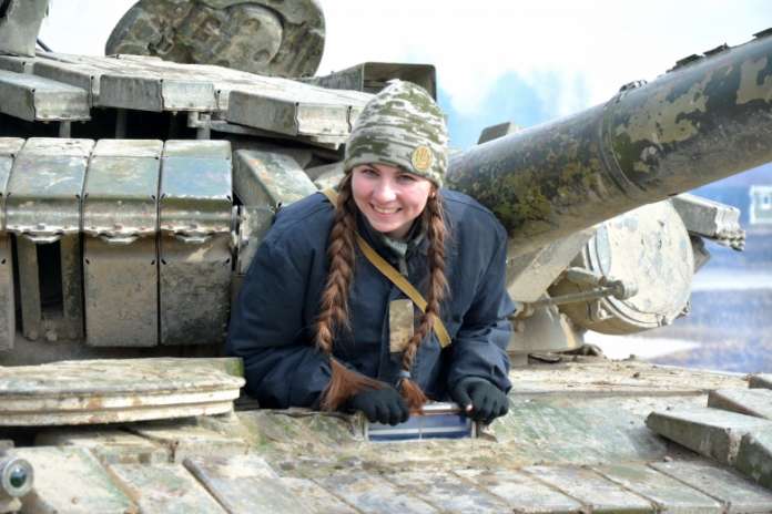 Як на Львівщині тендітні дівчата приборкували потужні танки (відео) Як на Львівщині тендітні дівчата приборкували потужні танки (відео)