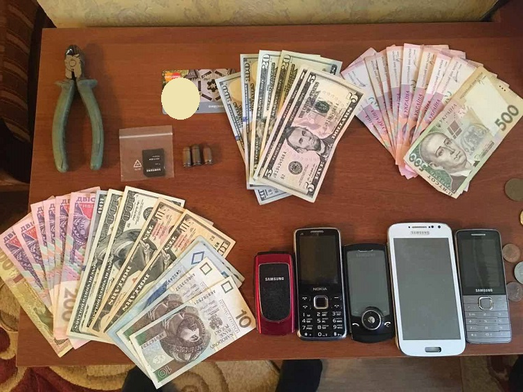 Вилучені речі поліцейських. Фото: ГУ Нацполіції у Ллвівській області