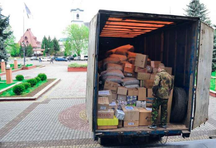 Волонтери відправили в зону АТО близько 30 тонн подарунків до Великодня (фото) Волонтери відправили в зону АТО близько 30 тонн подарунків до Великодня (фото)