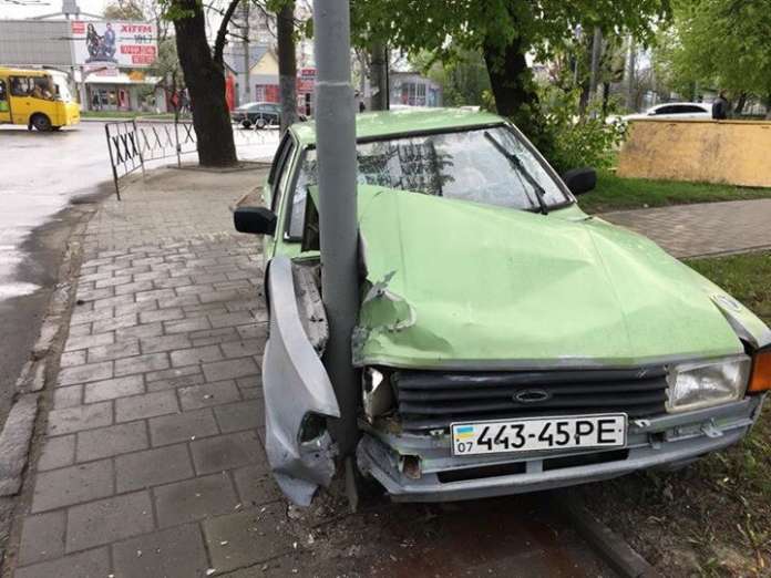 У Львові водій легковика, тікаючи від патрульних, влетів у стовп (фото) У Львові водій легковика, тікаючи від патрульних, влетів у стовп (фото)