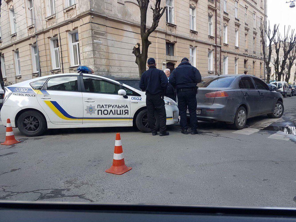 У Львові автомобіль патрульних потрапив в ДТП
